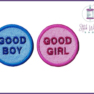 Może przedstawiać: Dwa haftowane naszywki do prasowania, jedna niebieska z napisem "GOOD BOY" i jedna różowa z napisem "GOOD GIRL".