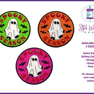 Peut inclure: Trois patchs brodés thermocollants avec un fantôme et des chauves-souris, et le texte "Spooky Season". Les patchs sont disponibles en vert, orange et rose.