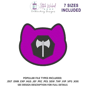 Peut inclure: Un écusson brodé violet en forme de tête de chat, avec un motif de hache noir et blanc à l'intérieur d'un hexagone noir. Le texte "7 TAILLES INCLUSES" est au-dessus. En dessous, il liste les types de fichiers populaires.