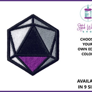 Può includere: Una toppa ricamata a forma di dado a 20 facce, con colori nero, bianco e viola. Il testo "Scegli il tuo colore del bordo" e "Disponibile in 9 misure" è visibile.