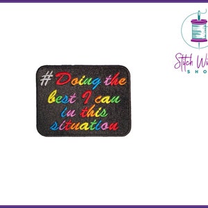 Puede incluir: Parche bordado negro con el texto "#Doing the best I can in this situation" en colores arcoíris.