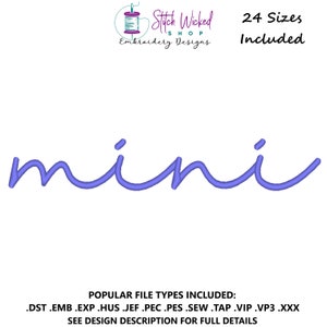 Puede incluir: Diseño bordado de color morado de la palabra "mini" en una fuente cursiva. 24 tamaños incluidos. Tipos de archivo: DST, EMB, EXP, HUS, JEF, PEC, PES, SEW, TAP, VIP, VP3, XXX.