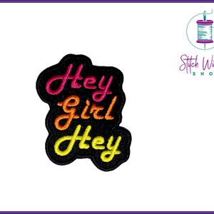 Könnte beinhalten: Schwarzer gestickter Aufnäher mit den Worten "Hey Girl Hey" in gelber, orangefarbener und rosafarbener Schrift.