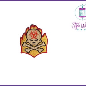 Könnte beinhalten: Gestickter Bügeleisen-Aufnäher mit einem Totenkopf mit Kreuzknochen und einem Biohazard-Symbol, alles in Gelb und Rot, vor einem feurigen orangen Hintergrund.