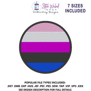 Puede incluir: Diseño de bordado circular con la bandera del orgullo genderqueer con rayas rosas, blancas, moradas, negras y azules. El diseño está rodeado por un borde negro. El texto "7 TAMAÑOS INCLUIDOS" está encima del diseño. Tipos de archivos populares incluidos.