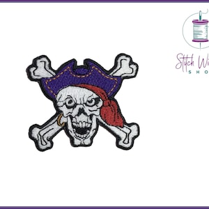 Peut inclure: Patch brodé thermocollant représentant un crâne blanc portant un chapeau de pirate violet avec un bandana rouge et des os croisés.