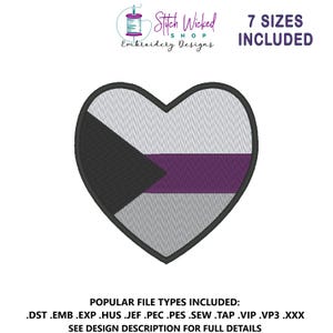 Op de afbeelding: Een geborduurd hartontwerp met de demiseksuele pride-vlag. Het hart is verdeeld in zwarte, grijze en paarse secties. De tekst "7 SIZES INCLUDED" staat boven het hart. De winkelnaam is "Stitch Wicked Embroidery Designs".
