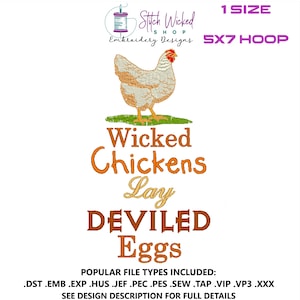 Pode incluir: Desenho bordado de uma galinha com o texto "Wicked Chickens Lay DEVILED Eggs". O design é para um aro de 5x7 e inclui tipos de arquivos populares como DST, EMB, EXP, HUS, JEF, PEC, PES, SEW, TAP, VIP, VP3 e XXX.