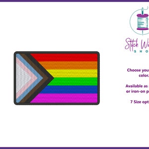Peut inclure: Patch brodé représentant le drapeau Progress Pride, une variante du drapeau arc-en-ciel avec un chevron de bandes noires, brunes, bleu clair, roses et blanches. Le patch est disponible en 7 tailles et peut être cousu ou repassé sur du tissu.