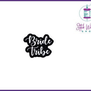 Könnte beinhalten: Schwarzer Bügel-Patch mit weißem Text, der "Bride Tribe" lautet.