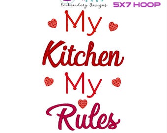 Puede incluir: Diseño de bordado rojo para un aro de 5x7 que dice "My Kitchen My Rules" con corazones alrededor del texto. Tipos de archivos populares incluidos: .DST, .EMB, .EXP, .HUS, .JEF, .PEC, .PES, .SEW, .TAP, .VIP, .VP3, .XXX. Consulte la descripción del diseño para obtener más detalles.