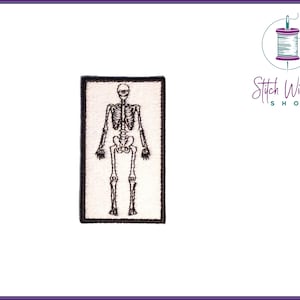 Peut inclure: Patch brodé blanc avec un contour noir d'un squelette.