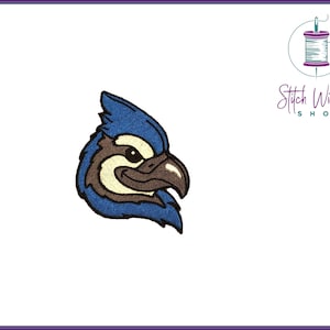 Può includere: Toppa ricamata con la testa di un ghiandaia azzurra con occhi e becco marroni. L'uccello è rivolto a destra e ha una striscia bianca sulla testa.