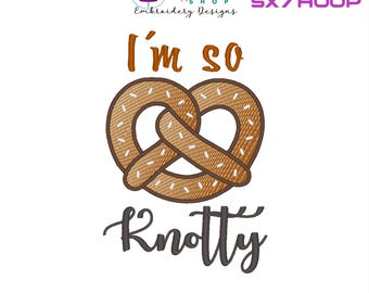 Puede incluir: Diseño bordado de un pretzel con el texto "I'm so Knotty" en un esquema de color marrón y blanco. El diseño es para un aro de 5x7.