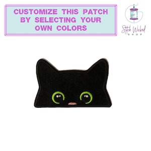 Può includere: Toppa in feltro nero a forma di viso di gatto con occhi verdi e naso rosa. Personalizza questa toppa selezionando i tuoi colori.