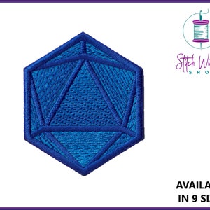 Peut inclure: Patch brodé bleu en forme de dé à vingt faces, ou d20, une pièce de jeu courante utilisée dans les jeux de rôle sur table.