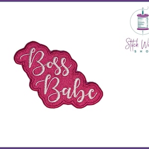 Pode incluir: Patch de feltro rosa com texto bordado branco que diz "Boss Babe".