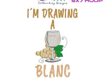 Puede incluir: Diseño de bordado para un aro de 5x7 cm que presenta una copa de vino blanco con uvas y el texto "Estoy dibujando un blanc".