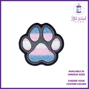 Peut inclure: Patch brodé en forme de patte d'animal avec les couleurs du drapeau transgenre : bleu, rose et blanc. Le patch est disponible en plusieurs tailles et couleurs personnalisées.