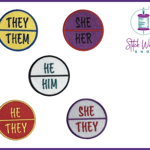 Peut inclure: Quatre patchs ronds brodés avec différentes combinaisons de pronoms. Les patchs sont jaunes, violets, blancs et rouges avec du texte noir et blanc. Le texte sur les patchs indique "They Them", "She Her", "He Him", et "He They".