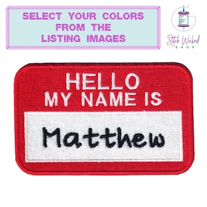 Op de afbeelding: Rood vilt naamschild met witte rand en witte tekst die "HELLO MY NAME IS Matthew" luidt.