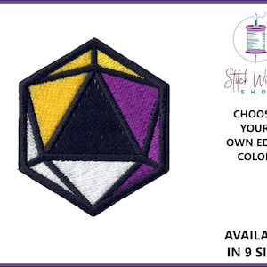 Pode incluir: Um remendo bordado em forma de uma forma geométrica 3D com seções amarelas, pretas, brancas e roxas. O texto "Escolha a sua própria cor de borda" e "Disponível em 9 tamanhos" é visível abaixo do remendo.