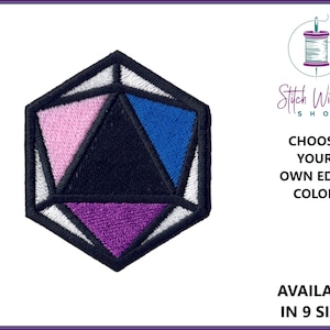 Peut inclure: Un patch brodé en forme de dé géométrique, avec des couleurs noir, blanc, rose, bleu et violet. Le patch a une bordure blanche et est disponible en neuf tailles. "Choisissez votre propre couleur de bordure" et "Stitch Wicked Shop" sont écrits sur l'image.
