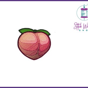 Könnte beinhalten: Gestickter Pfirsich-Patch mit grünem Stiel und Blättern. Der Pfirsich ist rosa und hat eine strukturierte Oberfläche.