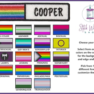 Puede incluir: Un parche bordado personalizable con la palabra "COOPER" en texto negro sobre fondo blanco. El parche está rodeado por un borde de colores arcoíris. Debajo del parche hay 16 banderas de orgullo diferentes, incluidas las banderas de 6 colores, agender, asexual, bisexual, demisexual, gay, genderfluid, intersex, labrys, lesbiana, progress, no binario, original, pansexual, Filadelfia, polysexual, genderqueer y transgénero.