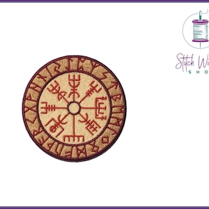 Può includere: Toppa ricamata con un designo di bussola rossa e rune attorno al bordo. La bussola è su uno sfondo beige. Le rune sono rosse.