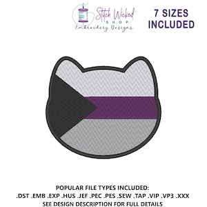 Op de afbeelding: Een geborduurd kattengezichtontwerp met de Demigender pride vlag. Het ontwerp bevat zwarte, paarse, grijze en witte kleuren. De tekst "7 SIZES INCLUDED" staat boven het ontwerp. De tekst "Stitch Wicked Shop Embroidery Designs" is ook aanwezig.