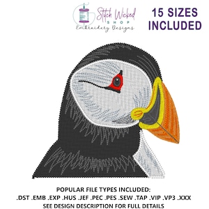 Könnte beinhalten: Ein Stickdesign eines Papageientauchers mit schwarzem Körper, weißem Gesicht und großem orange-gelbem Schnabel. Das Design enthält den Text "Stitch Wicked Shop Embroidery Designs" und "15 SIZES INCLUDED". Der Text unten listet beliebte Dateitypen auf.