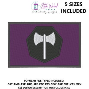 Peut inclure: Broderie de hache à double tranchant de couleur violette et noire dans une forme hexagonale. Le texte "Stitch Wicked Shop Embroidery Designs" et "5 SIZES INCLUDED" est au-dessus du motif. Le texte "POPULAR FILE TYPES INCLUDED: .DST .EMB .EXP .HUS .JEF .PEC .PES .SEW .TAP .VIP .VP3 .XXX SEE DESIGN DESCRIPTION FOR FULL DETAILS" est en dessous du motif.