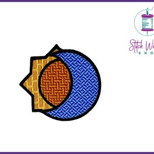 Peut inclure: Patch brodé représentant un soleil et une lune. Le soleil est jaune et orange avec une texture tissée. La lune est bleue avec une texture tissée. Le soleil et la lune sont entourés de noir.