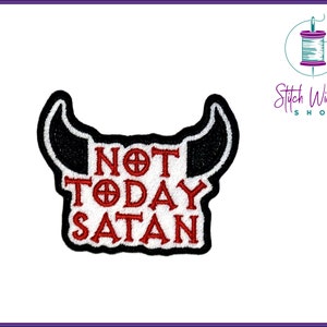 Peut inclure: Patch brodé blanc avec du texte rouge qui dit "Not Today Satan" avec des cornes de diable noires sur le dessus.