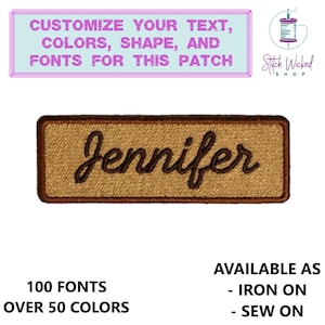 Pode incluir: Um remendo retangular marrom com o nome "Jennifer" bordado em fonte cursiva preta. O remendo está disponível em mais de 50 cores e 100 fontes. Pode ser passado a ferro ou costurado em tecido.