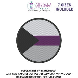 Op de afbeelding: Een cirkelvormig borduurontwerp met de demiseksuele pride-vlag. Het ontwerp bevat een zwarte driehoek, een paarse horizontale streep en een witte achtergrond. De tekst "7 SIZES INCLUDED" staat boven het ontwerp. Het logo van de winkel staat linksboven.