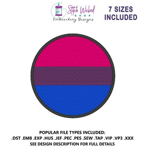 Puede incluir: Un parche bordado redondo con la bandera del orgullo bisexual y un borde negro. El diseño de la bandera incluye franjas horizontales en rosa, morado y azul. El texto "7 SIZES INCLUDED" está encima del parche. También se incluye el texto "Stitch Wicked Shop Embroidery Designs" y los tipos de archivo.