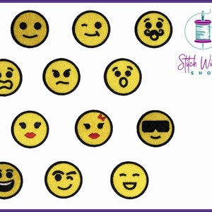 Puede incluir: Conjunto de 12 parches bordados amarillos para planchar con diferentes expresiones faciales. Los parches son circulares y tienen contornos negros. Las expresiones incluyen feliz, guiño, bigote, miedo, enfado, sorpresa, cara de beso, gafas de sol, risa, guiño y sonrisa.
