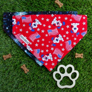 4 juli hondenbandana, omkeerbaar, aanschuifbaar, over kraag, geen strikband, dubbelzijdige, dubbelzijdige hondensjaal (pups met vuurwerk en Amerikaanse vlag)
