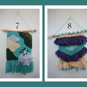 Puede incluir: Dos tapices de pared tejidos con flecos, uno con un patr&oacute;n geom&eacute;trico en tonos de verde, azul y beige, y el otro con un dise&ntilde;o en capas en morado, turquesa y beige. Ambos cuelgan de una rama.