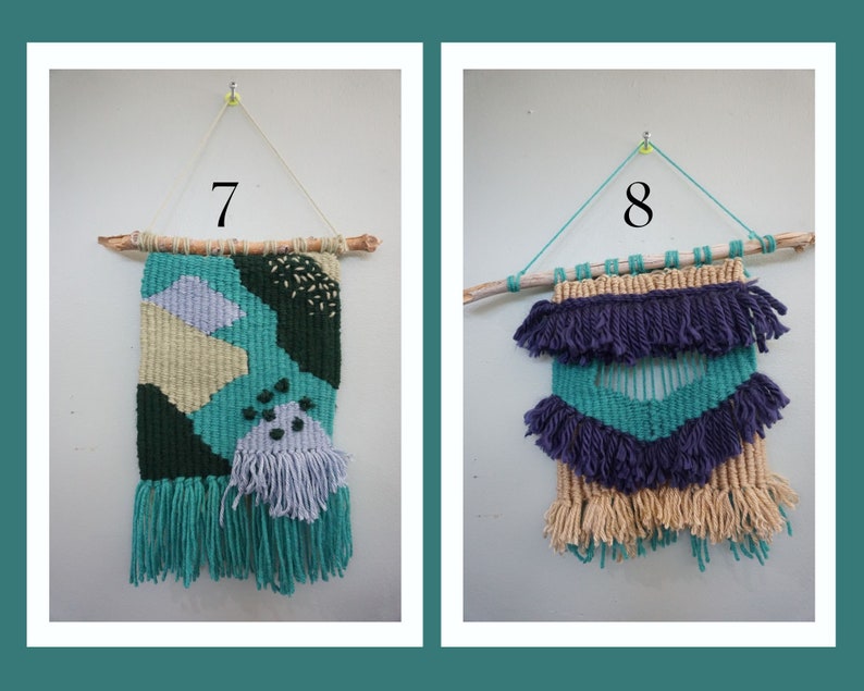 Puede incluir: Dos tapices de pared tejidos con flecos, uno con un patr&oacute;n geom&eacute;trico en tonos de verde, azul y beige, y el otro con un dise&ntilde;o en capas en morado, turquesa y beige. Ambos cuelgan de una rama.