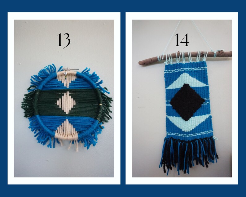 Puede incluir: Dos tapices de pared, uno circular y otro rectangular, ambos con un patr&oacute;n geom&eacute;trico en tonos de azul, verde, blanco y negro. El tapiz circular tiene un borde de flecos. El tapiz rectangular est&aacute; sujeto a una rama.