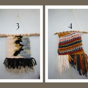 Puede incluir: Dos tapices de pared tejidos con flecos, uno con un patr&oacute;n geom&eacute;trico en negro, blanco, gris y dorado, y el otro con un patr&oacute;n a rayas en rosa, rojo, naranja, verde y azul.