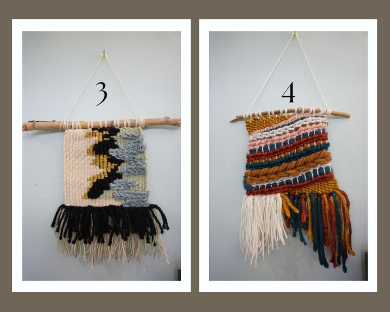Puede incluir: Dos tapices de pared tejidos con flecos, uno con un patr&oacute;n geom&eacute;trico en negro, blanco, gris y dorado, y el otro con un patr&oacute;n a rayas en rosa, rojo, naranja, verde y azul.