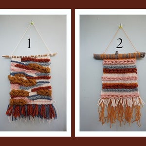Puede incluir: Dos tapices de pared tejidos con una barra de madera r&uacute;stica en la parte superior. El primer tapiz es un dise&ntilde;o abstracto colorido con una mezcla de hilo marr&oacute;n, naranja, rosa, azul y blanco. El segundo tapiz es un dise&ntilde;o m&aacute;s simple con rayas de hilo marr&oacute;n, naranja, rosa y blanco.