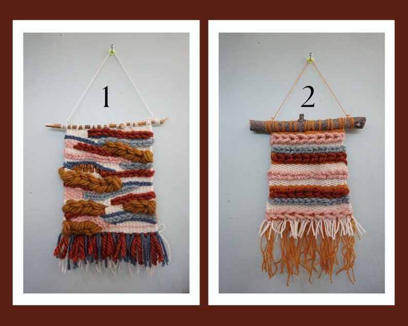 Puede incluir: Dos tapices de pared tejidos con una barra de madera r&uacute;stica en la parte superior. El primer tapiz es un dise&ntilde;o abstracto colorido con una mezcla de hilo marr&oacute;n, naranja, rosa, azul y blanco. El segundo tapiz es un dise&ntilde;o m&aacute;s simple con rayas de hilo marr&oacute;n, naranja, rosa y blanco.