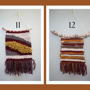Puede incluir: Dos tapices de pared tejidos con flecos, uno con un patr&oacute;n rojo, blanco y gris y un acento amarillo, y el otro con un patr&oacute;n a rayas en rojo, blanco, gris y amarillo. Ambos cuelgan de una rama.