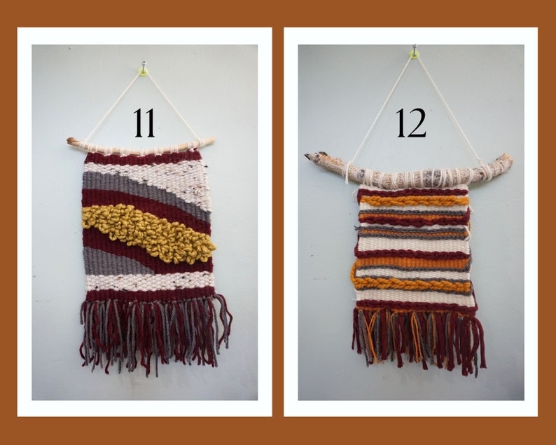Puede incluir: Dos tapices de pared tejidos con flecos, uno con un patr&oacute;n rojo, blanco y gris y un acento amarillo, y el otro con un patr&oacute;n a rayas en rojo, blanco, gris y amarillo. Ambos cuelgan de una rama.