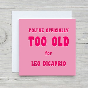 Sei ufficialmente troppo vecchio per il Leone - Biglietto di auguri divertente, Cultura pop, Over 25, Meme Leone, Biglietti d'auguri maleducati e offensivi Rosa, Biglietto per la vecchiaia